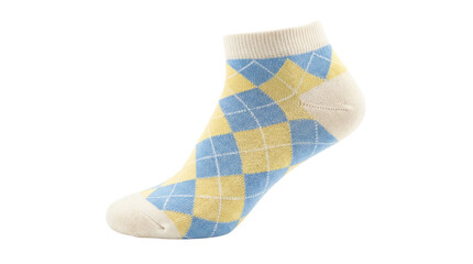 白い背景に分離された、水色と黄色のアーガイル柄のくるぶしソックスのクローズアップ写真。カジュアルなファッションアイテムとして、快適さとスタイルを兼ね備えたデザインが特徴です。