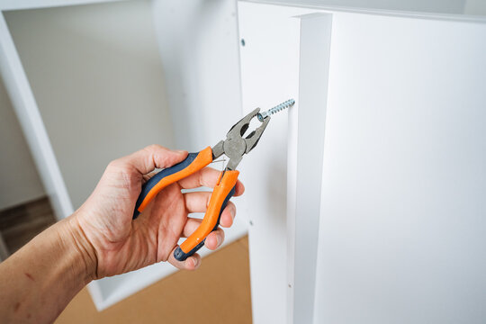 Ensuring Secure Fastening And Quality Standards Prior To Furniture Usage. Conducting Detailed Inspection Of Fasteners And Edges To Guarantee Structural Integrity And Safety