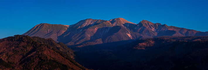 夕照の御嶽山　岐阜県 下呂市 小坂町 御嶽パノラマラインから