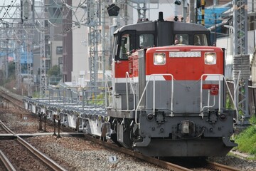 空の貨車を牽引するディーゼル機関車 © JtO