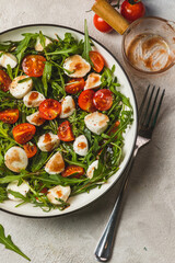 Salad with arugula, cherry tomatoes and mozzarella
