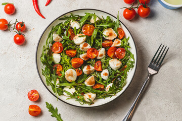 Salad with arugula, cherry tomatoes and mozzarella