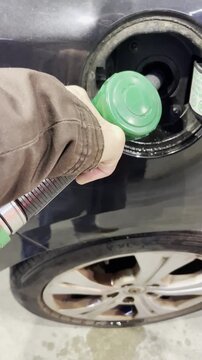 Manguera de gasolina self service para repostar y llenar dep&oacute;sito de coche en gasolinera con surtidor de combustible autoservicio