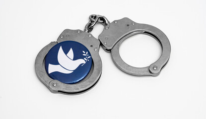 Handschellen mit Friedenssymbol