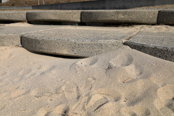 砂に埋もれるコンクリートブロック