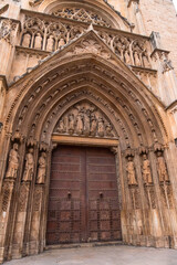 Fototapeta premium Valencia cathedral door of the apostles gothic architecture