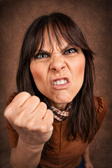 W&uuml;tende Frau mit geballter Faust &ndash; aggressiver Gesichtsausdruck im Studio