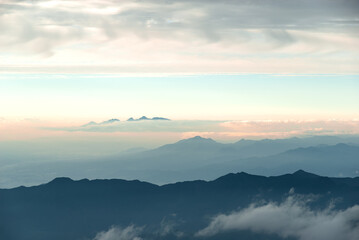 Fototapeta premium 富士山七合目付近からの展望：幾重にも重なる青い山並みと淡い夕映えのパノラマ / View from near Mt. Fuji 7th Station: Layered Blue Mountain Ranges and a Soft Evening Panorama