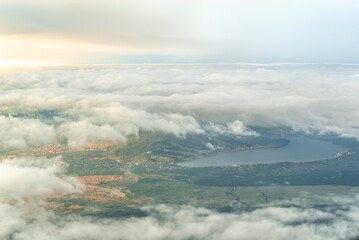 富士山七合目付近から望む山中湖と山中湖村：雲海に浮かぶ湖光と夕刻の静謐なパノラマ / View of Lake Yamanaka and Yamanakako Village from near Mt. Fuji 7th Station: Lake Shimmering Through the Clouds and Serene Evening Panorama