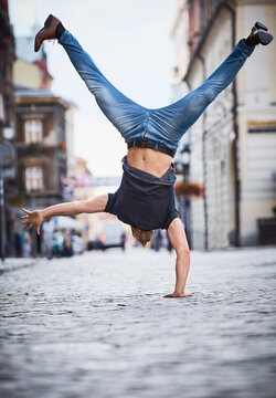 Man doing a handstand in the city