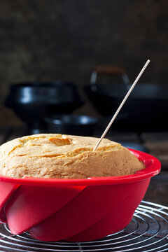 Ready Gugelhupf in red cake pan