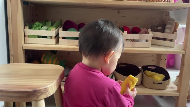 Kleines baby, kind spielt im Kinderzimmer 