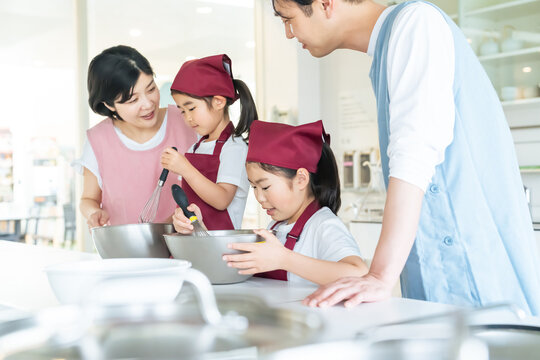 料理、家族、キッチン、調理実習、家庭科、お菓子作り、職業体験、子供、育児、子育て、親子、先生、教育、教師、学習、勉強、エプロン、スクール、教室、レッスン、お手伝い、笑顔、グループ、パパ、ママ、教える、パティシエ、コック、レストラン、厨房、ボウル、混ぜる、チョコレート、作る、レシピ、調理師、女性、日本人、ライフスタイル、調理、台所、家事、男性、家庭、仲良し、かわいい、クッキング、ファミリー、人物
