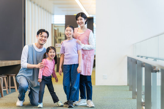 保育士、学童保育、子ども、託児所、施設、保育、育児、笑顔、親子、エプロン、放課後、学校、スクール、小学生、小学校、校舎、フリースクール、子守り、子育て、スタッフ、姉妹、女の子、女子、子供、コピースペース、広告、並ぶ、幼児、児童、保育所、教育、支援、サポート、日本人、女性、男性、仕事、クラブ、児童館、キッズ、デイサービス、学童、グループ、キッズシッター、先生、教員、幼稚園、家族、ファミリー、人物