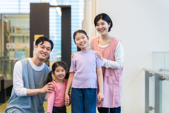 保育士、学童保育、子ども、託児所、施設、保育、育児、笑顔、親子、エプロン、放課後、学校、スクール、小学生、小学校、校舎、フリースクール、子守り、子育て、スタッフ、姉妹、女の子、女子、子供、コピースペース、広告、並ぶ、幼児、児童、保育所、教育、支援、サポート、日本人、女性、男性、仕事、クラブ、児童館、キッズ、デイサービス、学童、グループ、キッズシッター、先生、教員、幼稚園、家族、ファミリー、人物