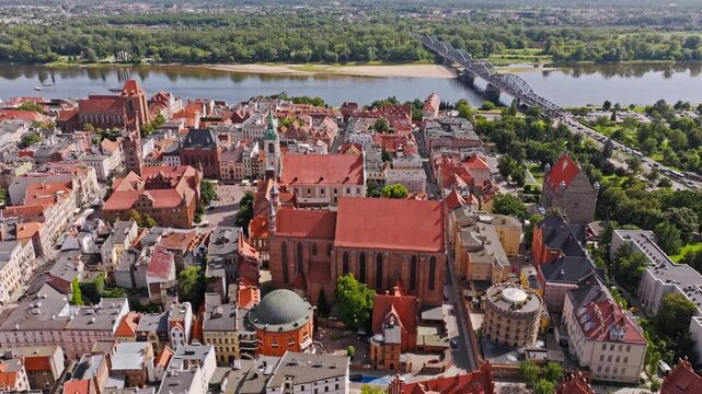 Drone captures orbiting view of Torun&rsquo;s old town near Vistula on sunny day