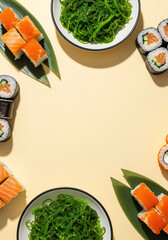 寿司との海藻サラダの創造的な配置が心地よい光の中で輝く