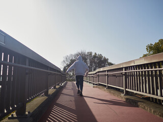 Obraz premium 春の昼の公園で楽しく遊んでいる十代の女の子の姿