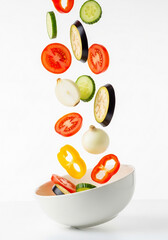 空中への野菜の落下、新鮮な色彩で静止画を捉える瞬間