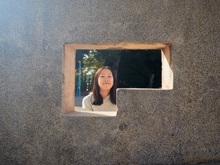 春の昼の公園で楽しく遊んでいる十代の女の子の姿