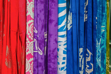 Tissus de couleurs différentes  © guitou60