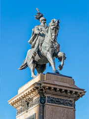 Fototapeta premium Equestrian monument of King Vittorio Emanuele II in Naples, Italy. Detailed bronze sculpture on a granite pedestal, representing Italian unification and Neapolitan history.