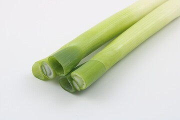 調理前の瑞々しい長ネギのクローズアップ