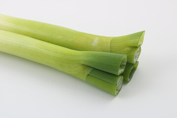 新鮮な長ネギの断面が美しい白バック写真