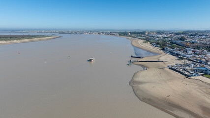 Desembocadura del río Guadalquivir en la playa de Bajo de Guía en Sanlúcar de Barrameda, Andalucía © Antonio ciero