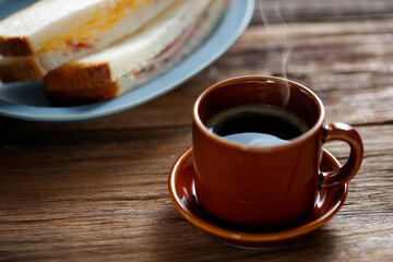 コーヒーとサンドイッチ