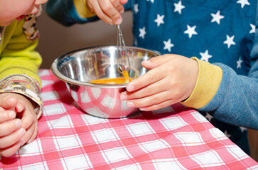 料理をする子供