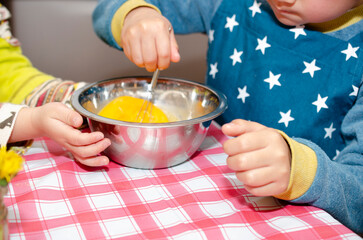 料理をする子供