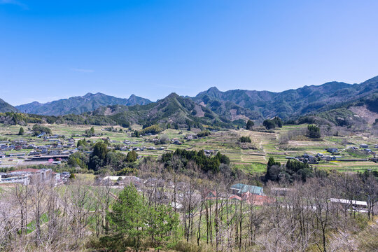 祖母山
「祖母山が静かに見守る、高千穂の春。険しい岩肌を背景に田園風景。」
高千穂町「天岩戸の湯」
"Spring in Takachiho, quietly watched over by Mount Sobo. A rural landscape with a backdrop of rugged rock faces."