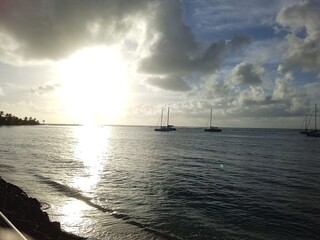 Le soleil se couche en se refl&eacute;tant sur la mer