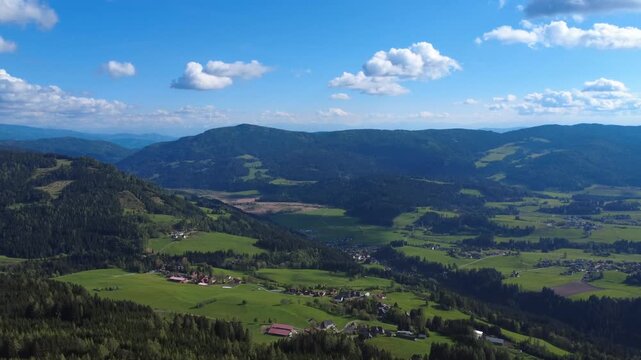 Luftaufnahme Tal bei Zirbitzkogel in der Steiermark