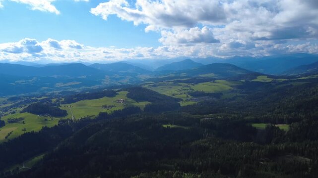 Luftaufnahme Tal bei Zirbitzkogel in der Steiermark