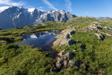 Obraz premium reflet des glaciers de la Meije sur un lac du plateau d'Emparis au refuge des Mouterres dans les Alpes en été