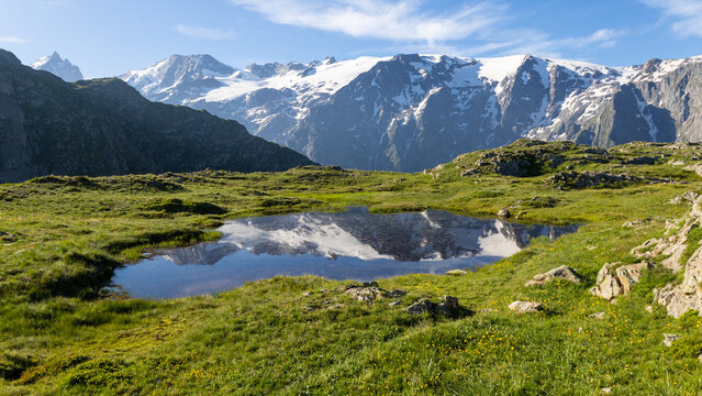 reflet des glaciers de la Meije sur un lac du plateau d'Emparis au refuge des Mouterres dans les Alpes en &eacute;t&eacute;