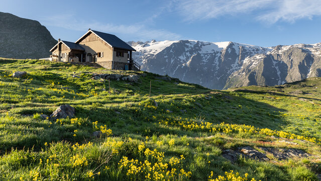 le refuge des Mouterres sur le plateau d'Emparis sur le massif des Arves en Oisans dans les alpes en France en &eacute;t&eacute; face au massif des &eacute;crins et la Meije