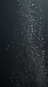 ディープチャコールのグラデーション背景に、極細マイクロバブルが静かに上昇する抽象映像です。
ほのかな発光拡散とシネマティックな浅い被写界深度が、洗練された奥行きを生み出します。
ハイライトは丁寧にコントロールされ、ミニマルでラグジュアリーな美学を強調します。