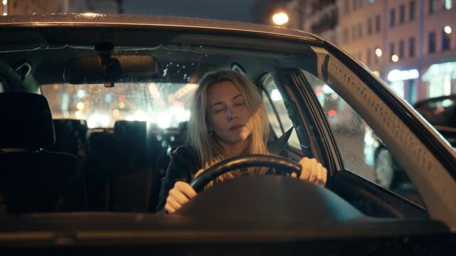 Sekundenschlaf, v&ouml;llig &uuml;berm&uuml;dete Frau f&auml;hrt Nachts mit dem Auto, Lichter der anderen Fahrzeuge blenden sie, Generative AI