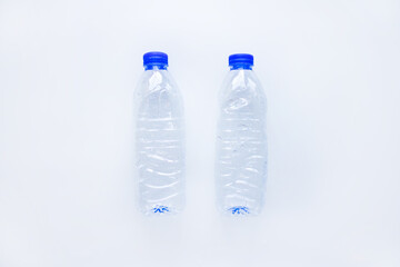 Naklejka premium Empty plastic bottles without water and without a label on a white background