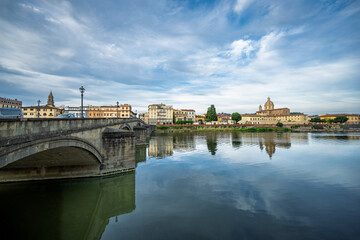 Obraz premium Wide-angle View of the Banks of the Arno River