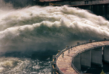 Barragem a descarregar &aacute;gua