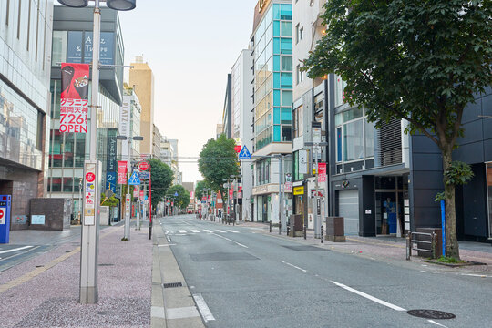 2025年7月25日、福岡県福岡市中央区にて、天神西通りの風景