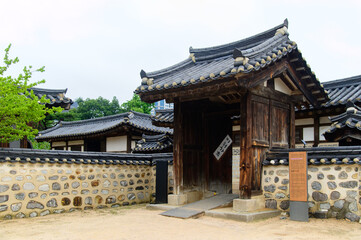 Fototapeta premium 韓国ソウルにある南山韓屋村のとても美しい風景Beautiful old-fashioned scenery in Seoul, Korea
