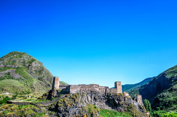 Fototapeta premium Khertvisi Fortress and wide hill landscape in Georgia