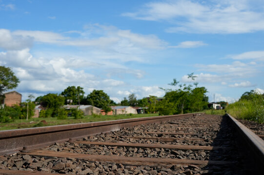 Railway tracks perspective in Misiones, Argentina &ndash; Perspectiva de v&iacute;as de tren en Misiones, Argentina