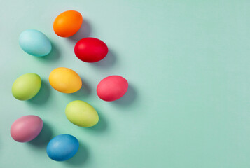 Obraz premium Easter eggs with copy space on pastel green background