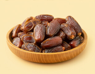 Obraz premium mixed dates casually placed in a shallow wooden serving bowl kurma